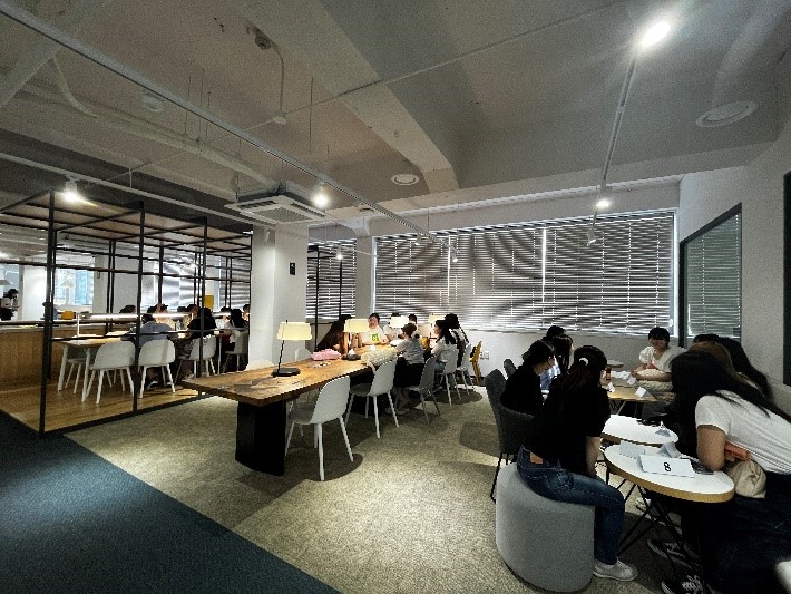 Group interaction in the student lounge of Hanyang Plaza